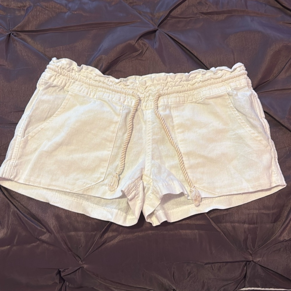 Roxy white shorts with tie, never worn. Size small.